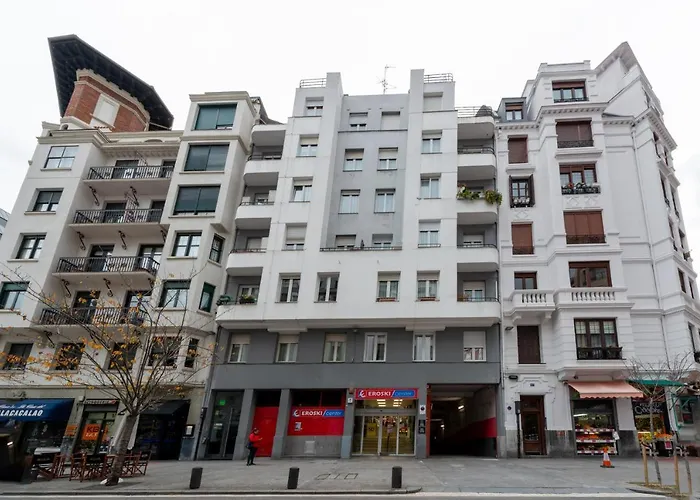Renovado piso de diseño en barrio selecto by SAH