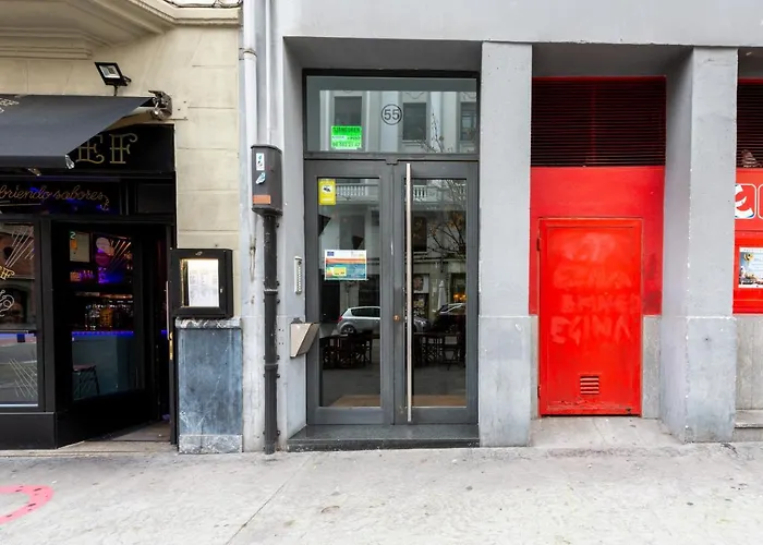 Renovado piso de diseño en barrio selecto by SAH